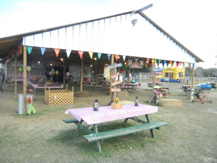 The welcoming barn at Hitchin’ Post Stables